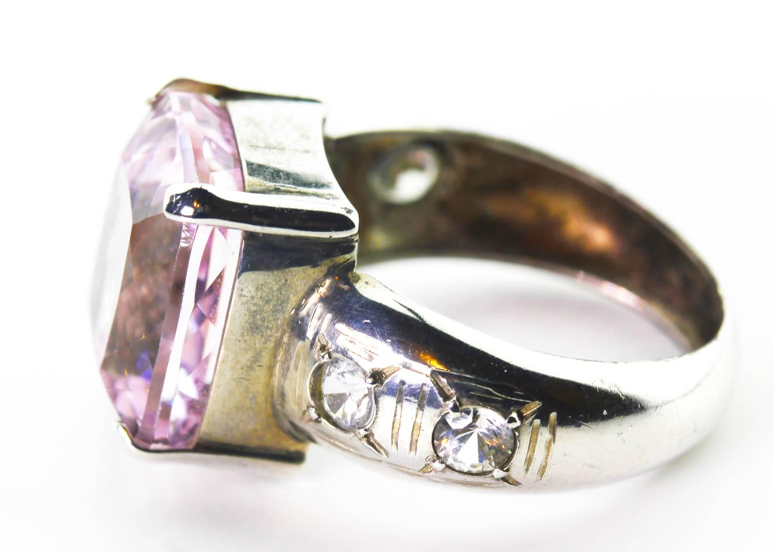 Taille coussin AJD, bague cocktail lgante en argent avec kunzite et saphir blanc du Sri Lanka de plus de 9 carats en vente