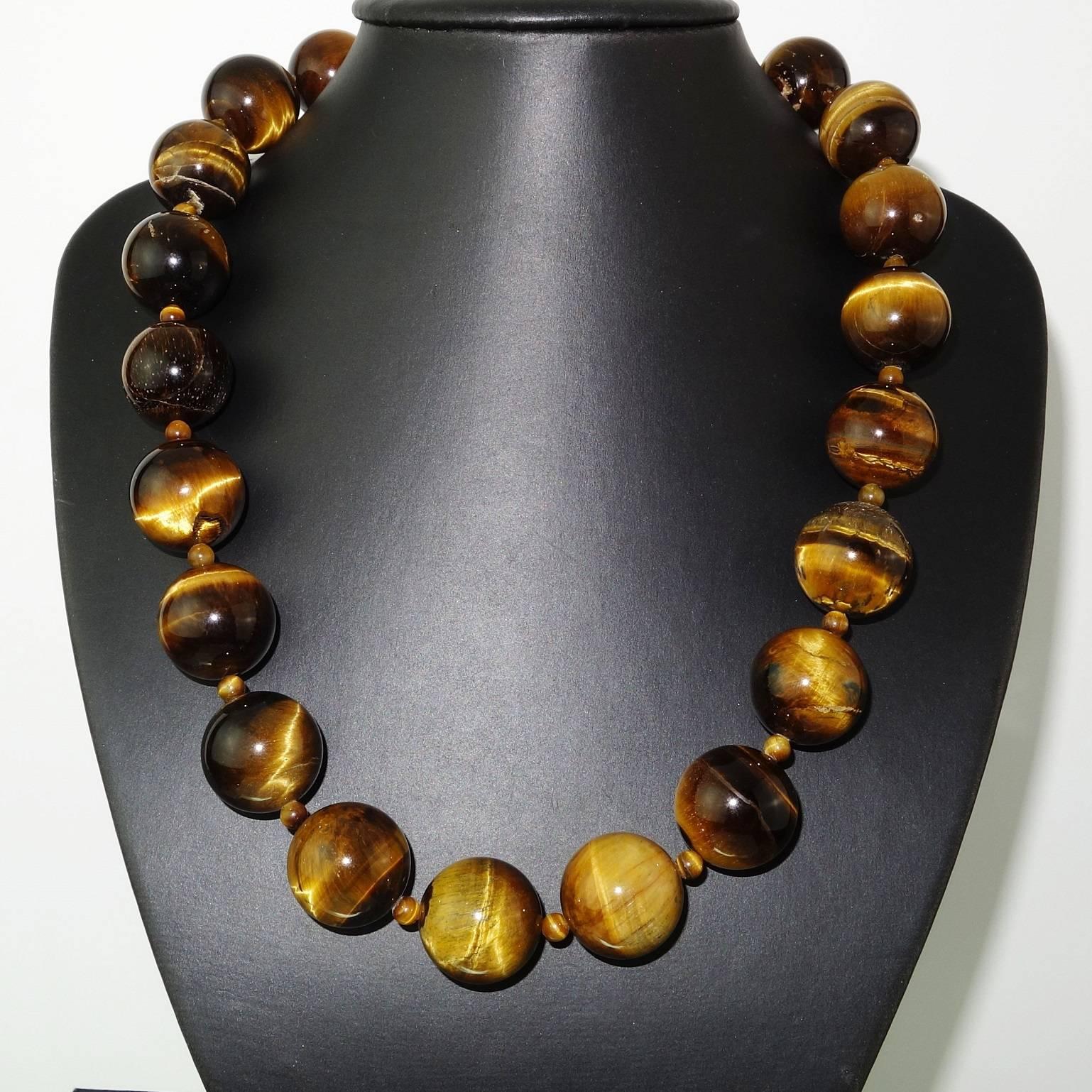 Gemjunky Glowing Highly Polished Tiger’s Eye Necklace with 18K Yellow Gold Clasp In New Condition In Raleigh, NC
