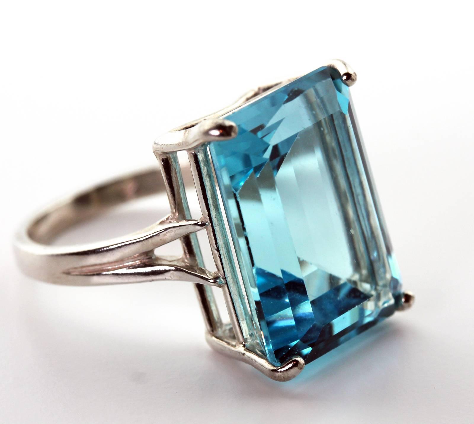 15 Carat Brilliant Blue Topaz Sterling Silver Party Ring In Excellent Condition In Raleigh, NC
