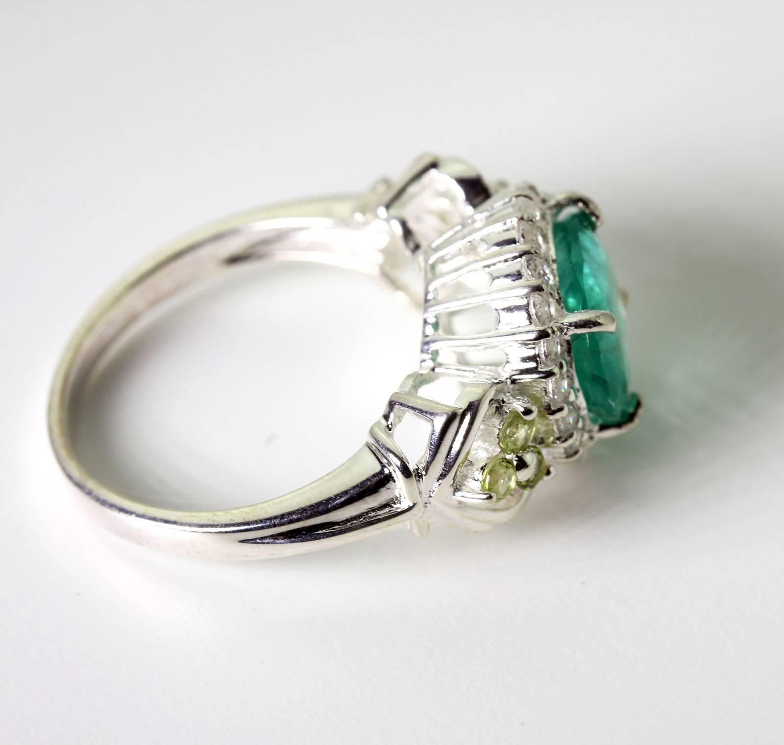 Women's Exquisite Emerald Ring