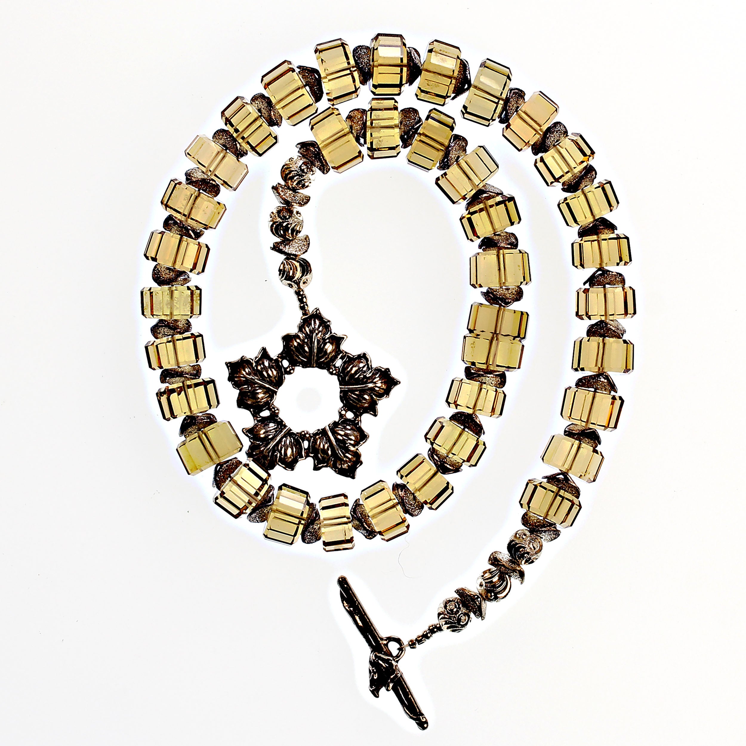 Elegante collana a girocollo personalizzata con rondelle di citrino tagliate a fantasia
Eleva la tua collezione di gioielli con questa collana a girocollo personalizzata, con splendide rondelle di Citrino da 10 mm a taglio vivo, impreziosite da
