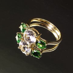 AJD Zafiro blanco y tsavorita verde Anillo de cóctel de oro amarillo de 14 quilates