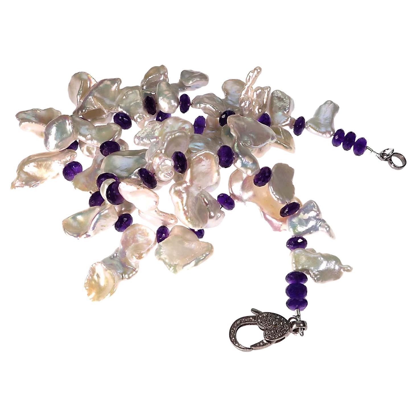 Halskette in Freiform mit Süßwasserperlen, Amethyst, Rondell, Juni Geburtsstein von JD (Kunsthandwerker*in) im Angebot