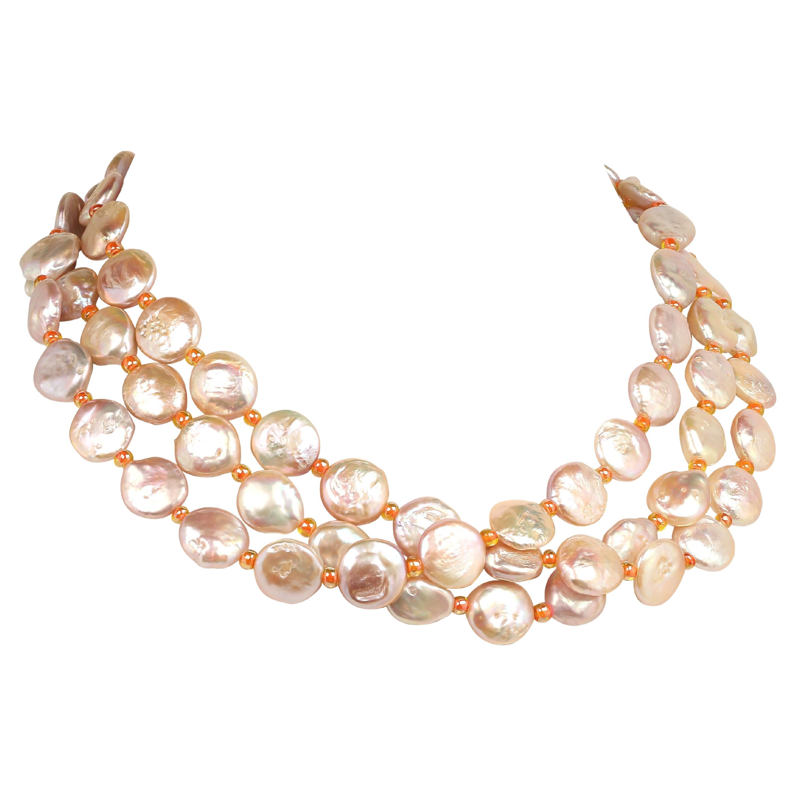 Artisan AJD - Collier à trois rangs de perles en forme de pièce de monnaie, couleur pêche/rose (pierre de naissance de juin)  Excellent cadeau en vente