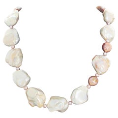 AJD Dramático Collar de 22" de Perlas Blancas Barrocas Cultivadas Brillantes y Perla Rosada