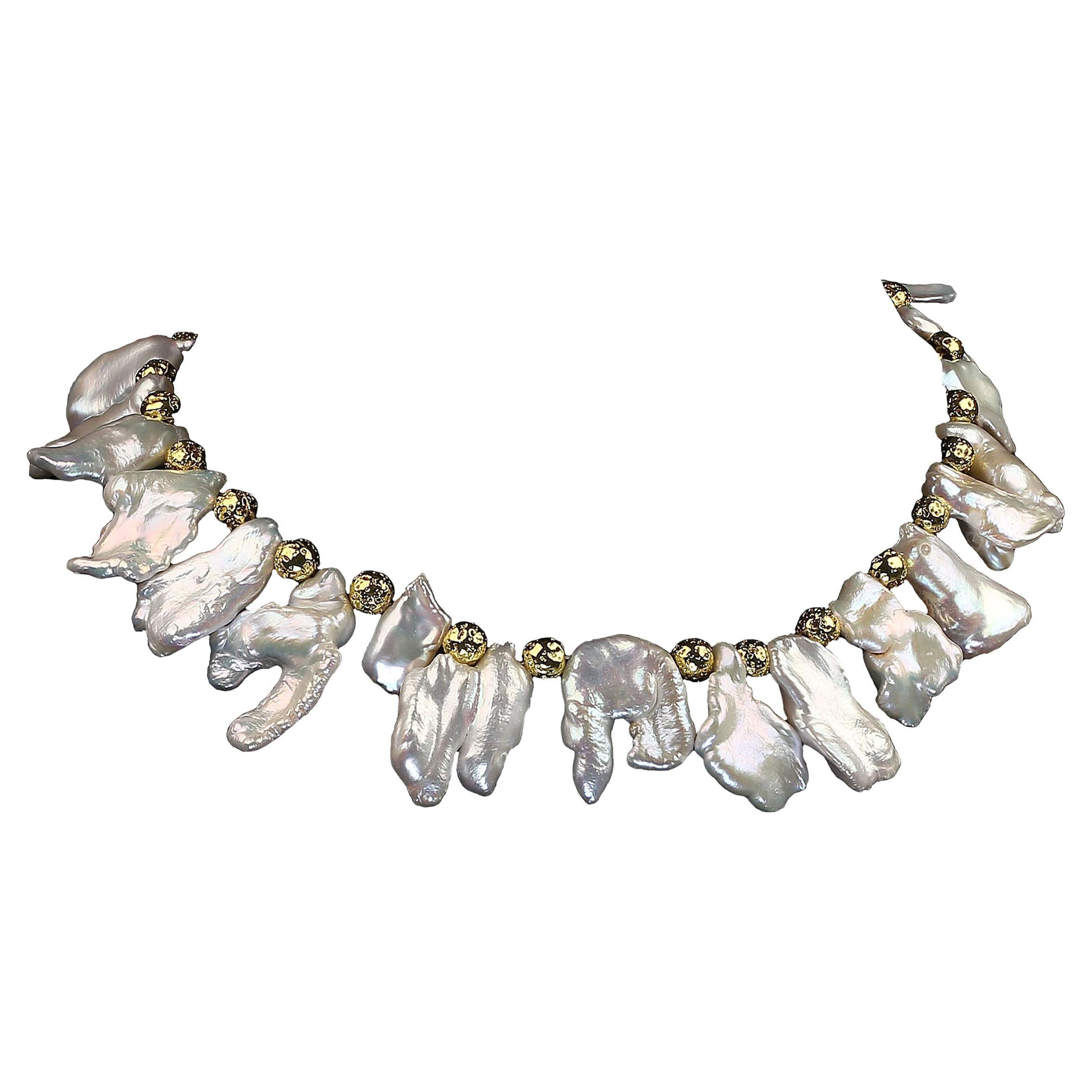 AJD 15 Zoll weiß freie Form Barock Perlen Gold Akzente Halsband     Tolles Geschenk!! (Kunsthandwerker*in) im Angebot