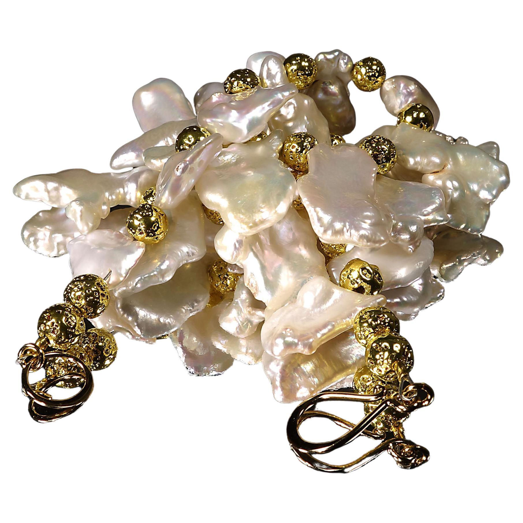 AJD 15 Zoll weiß freie Form Barock Perlen Gold Akzente Halsband     Tolles Geschenk!! für Damen oder Herren im Angebot