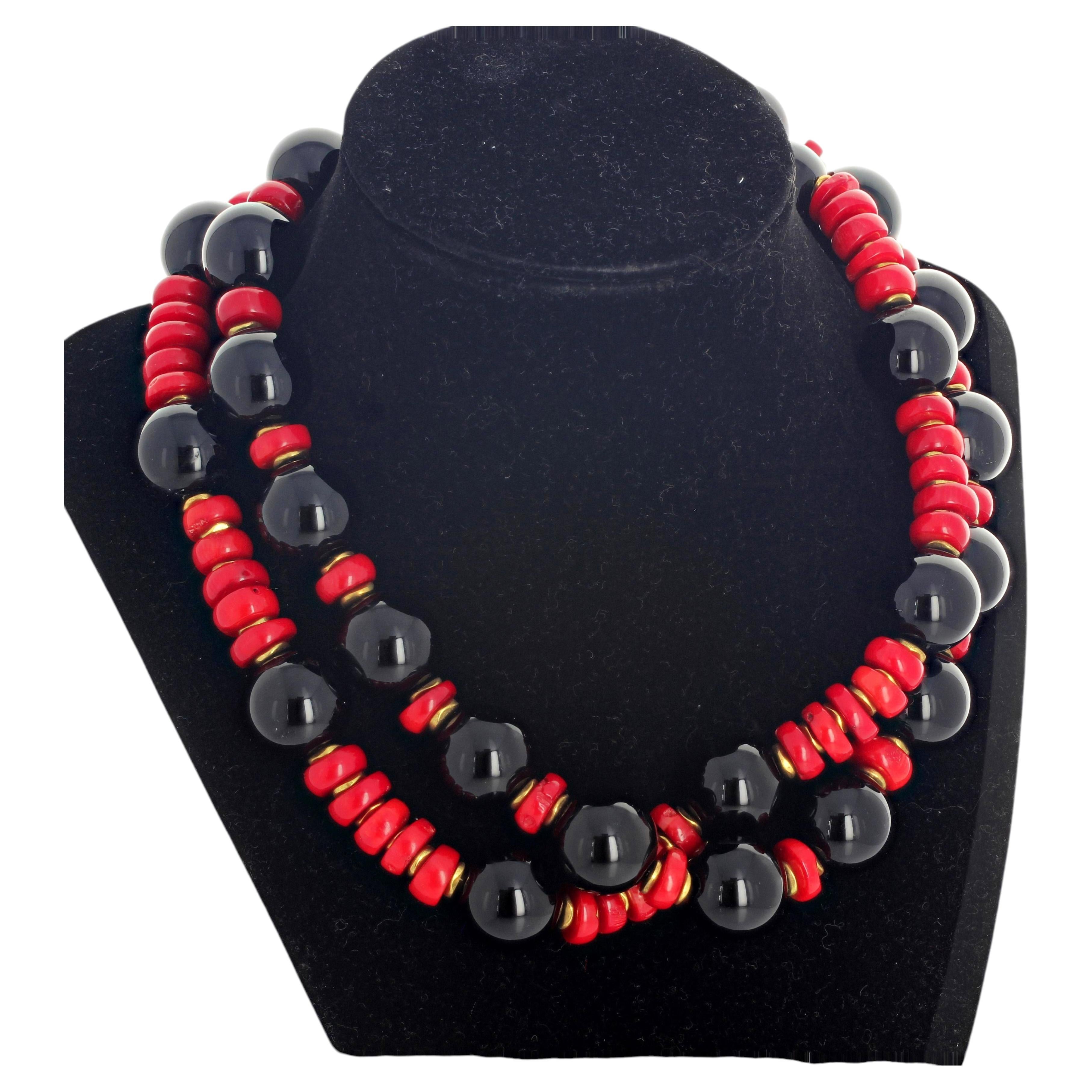 Collana a doppio filo da 17" con corallo rosso e onice nero, elegantemente drammatica.