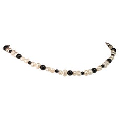 AJD Collier ou bracelet ras du cou en perles blanches et onyx noir, pierre de naissance de juin