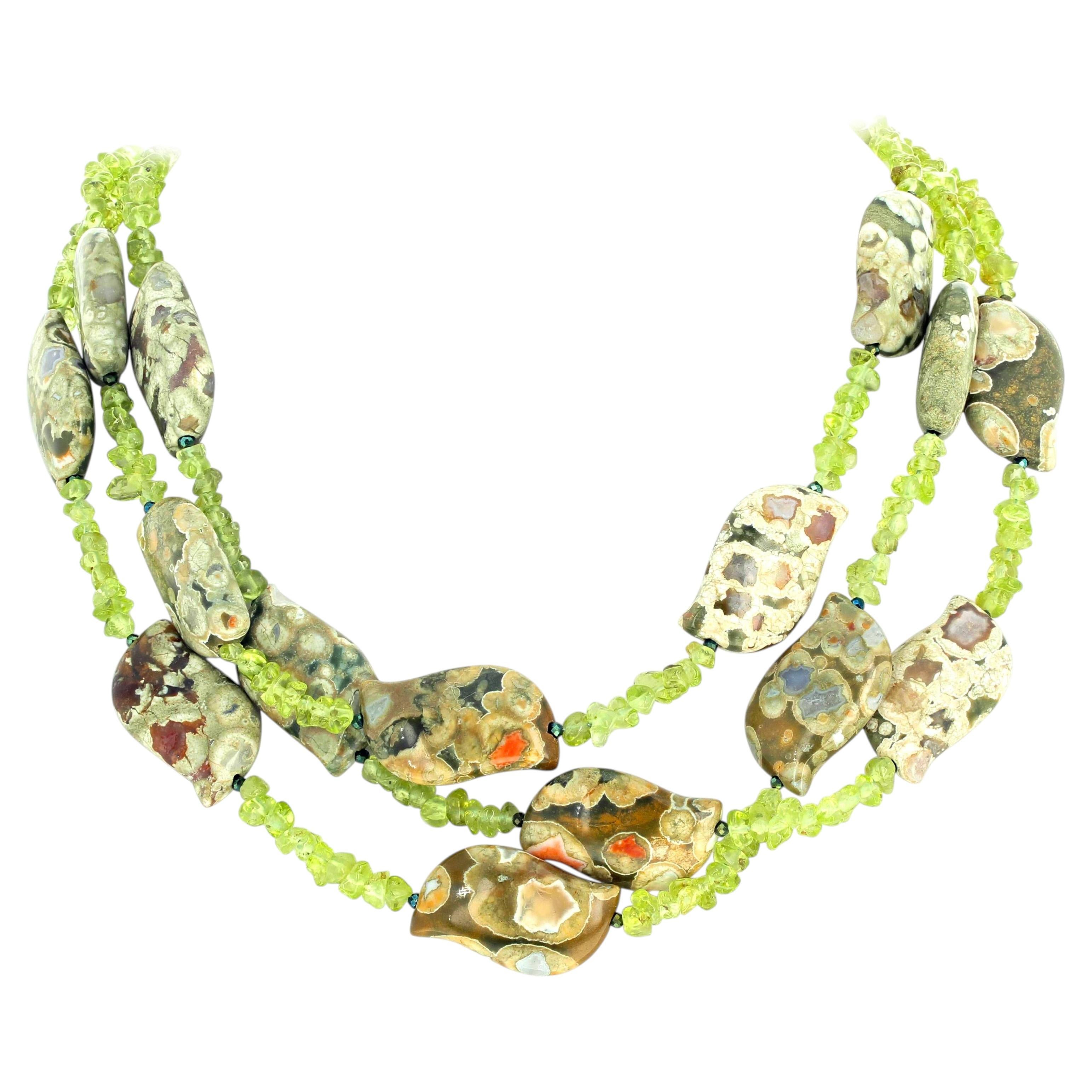 Affascinante, splendida e scintillante collana a tre fili con peridoto reale e diaspro