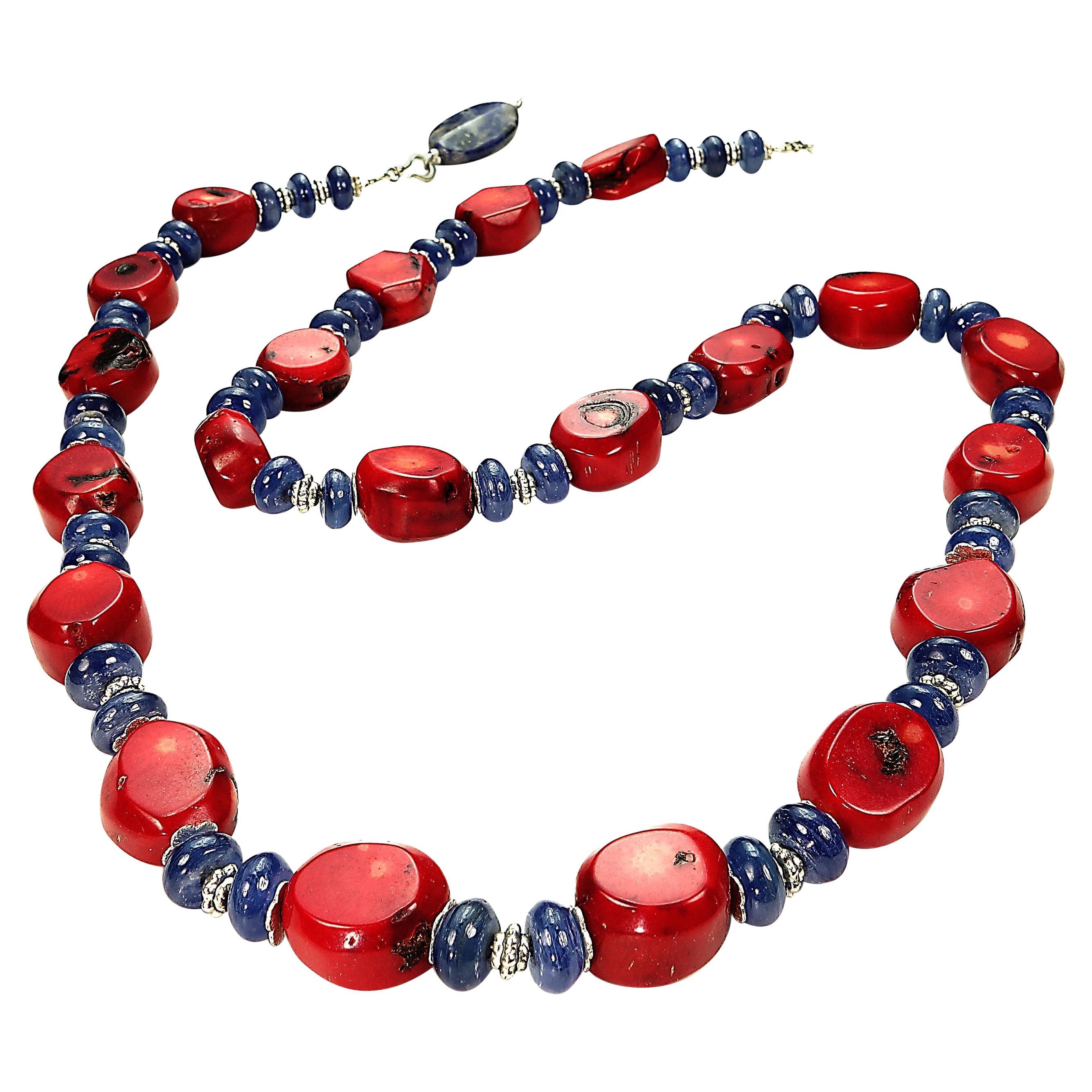 Handgefertigte Halskette aus roter Koralle und blauem Kyanit, JD (Perle) im Angebot