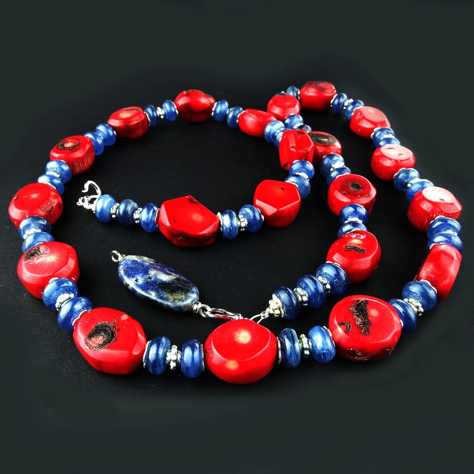 AJD Hecho a mano, collar estilo suroeste de coral rojo y cianita azul