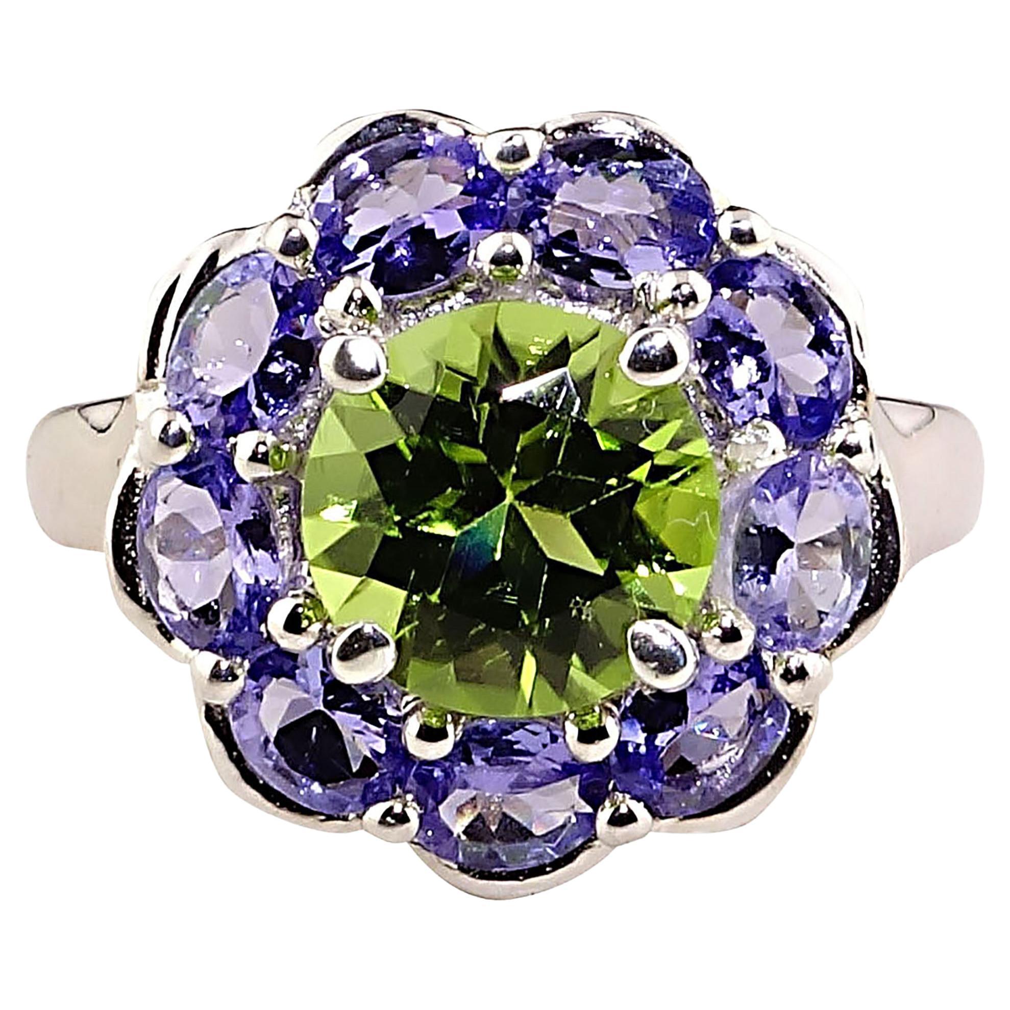 Sparkling Ring mit grünem Peridot in Tansanit-Halo aus Sterlingsilber (Rundschliff)