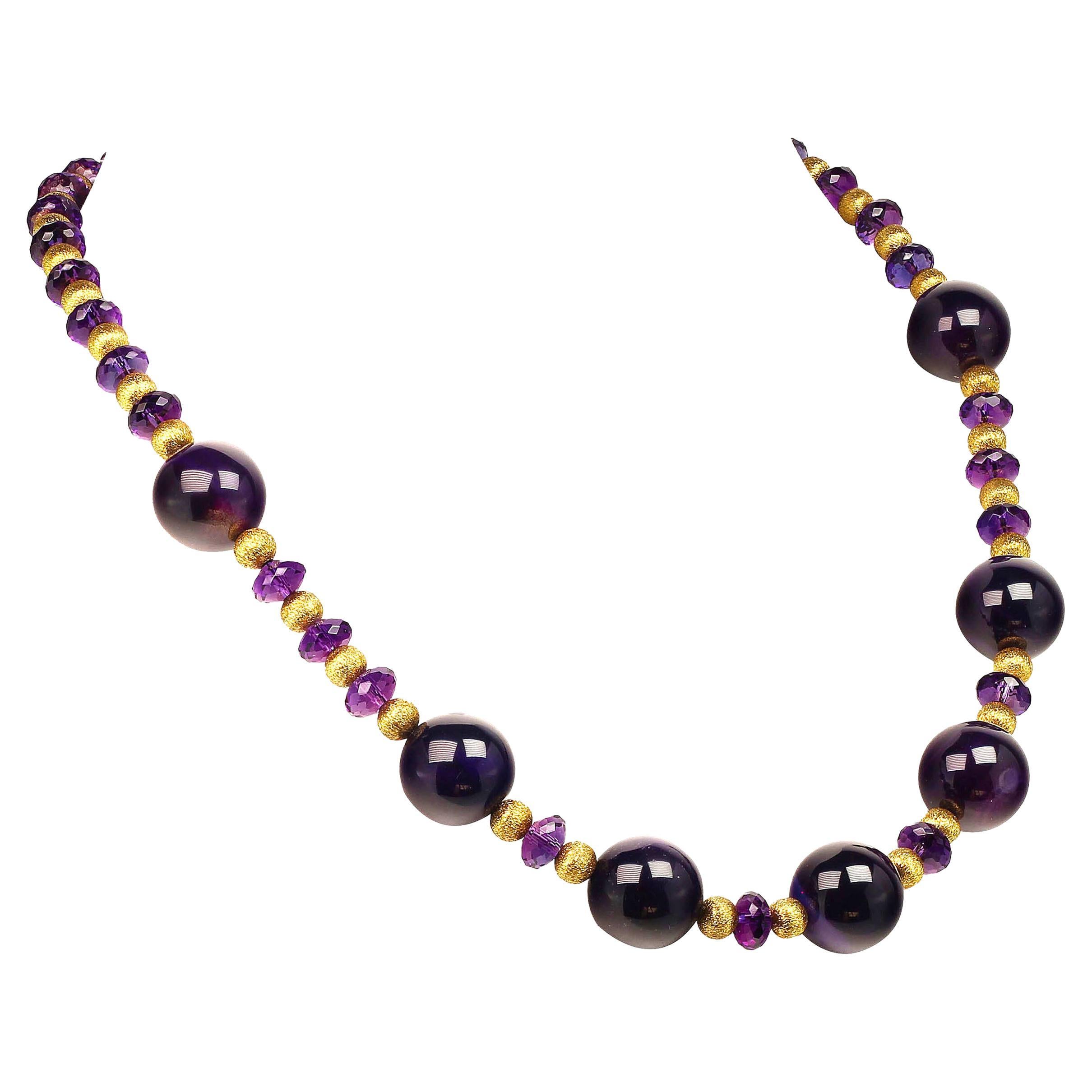Halskette mit lila Amethyst und Goldakzenten von JD Februar Geburtsstein (Perle) im Angebot