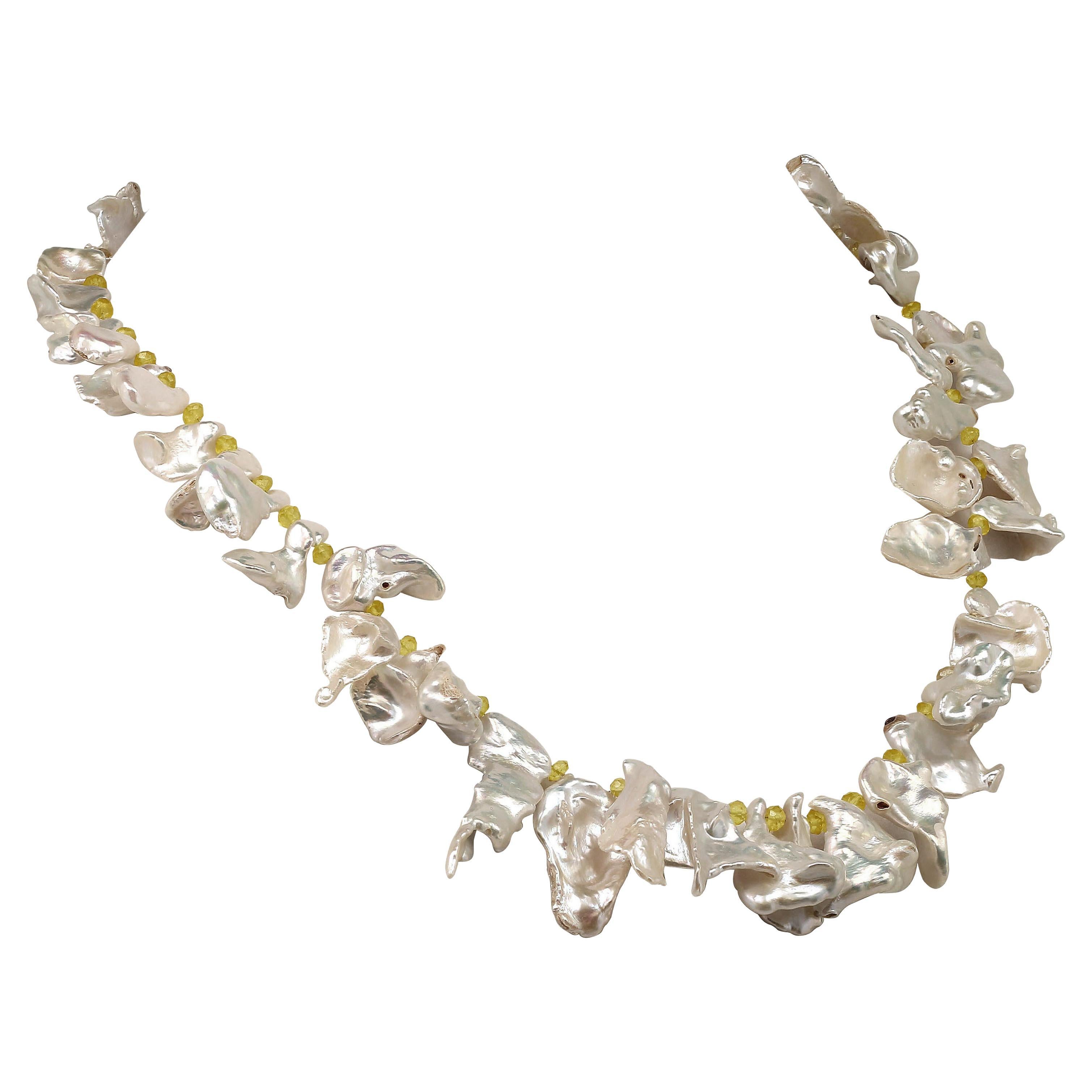 Weil du es verdienst, Perlen zu besitzen
Individuell angefertigte, 25 Zoll lange irisierende weiße Keshi-Perlenkette mit Akzenten aus goldgelben Citrin-Rondellen. Diese schönen, leuchtenden Perlen strahlen ein magisches Schillern aus. Sie sind meist