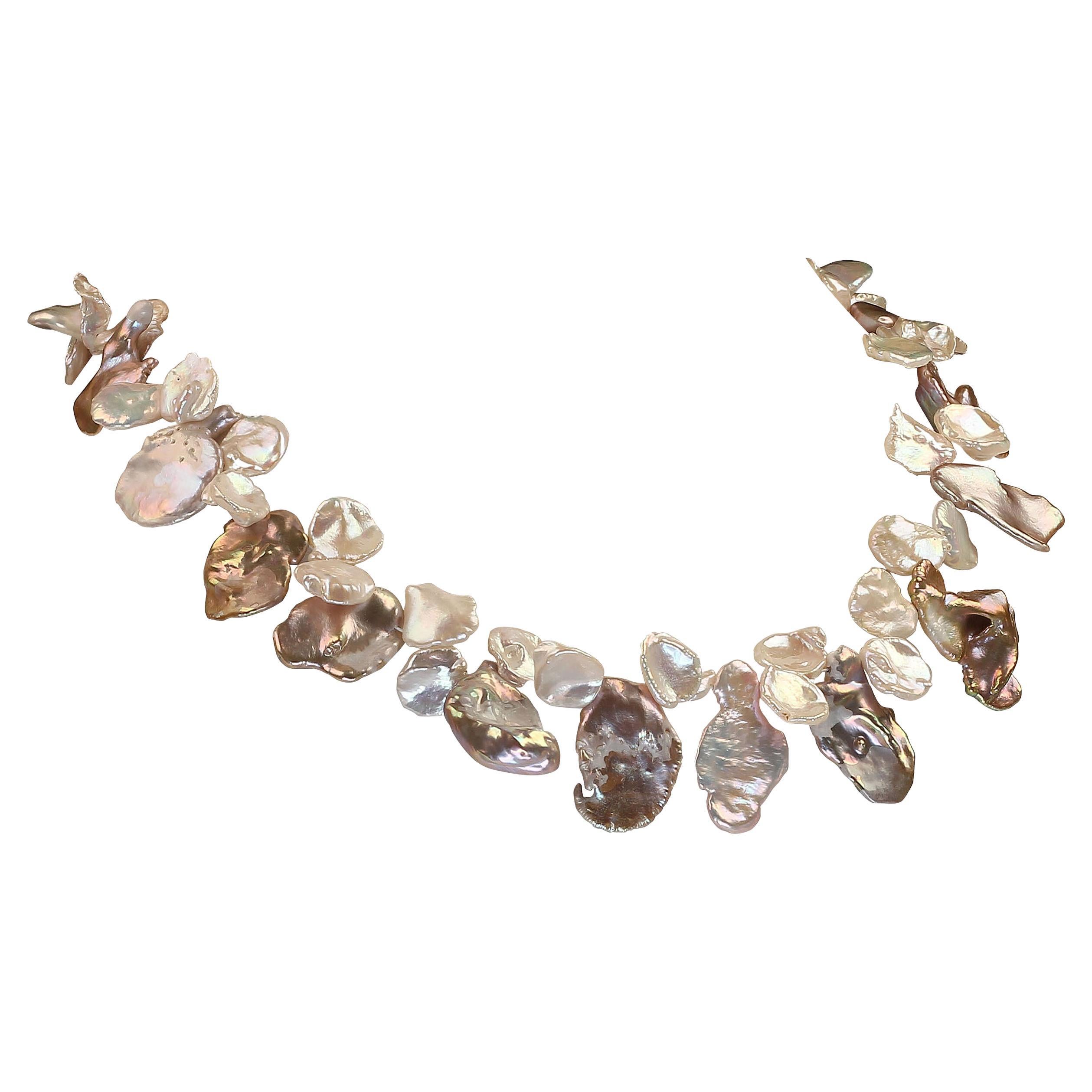 Ruhig bleiben und Perlen tragen

Einzigartige, handgefertigte Choker Keshi Perlenkette aus zwei verschiedenen Größen und Farben von schönen Keshi Perlen. Der Fokal ist ein funky silbrig/bronziges, irisierendes, faltiges Rechteck (24 x 15 MM), wie