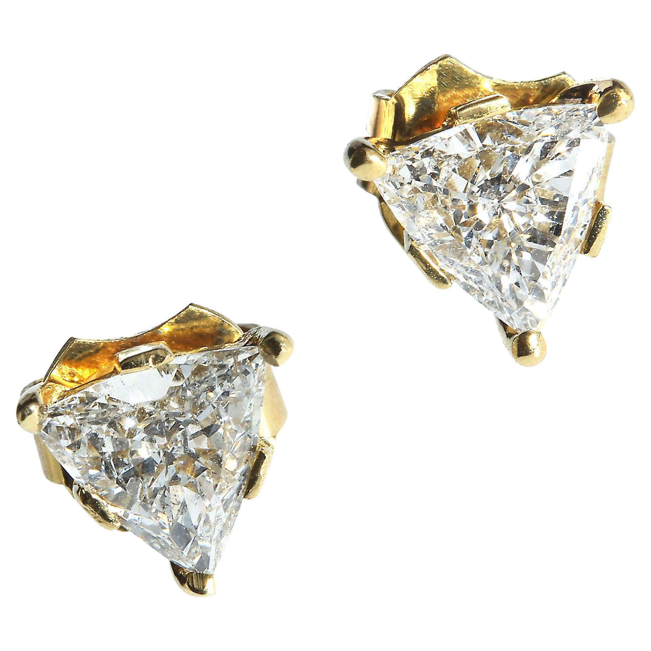 Funkelnder, glitzernder Trillion Diamond Stud Ohrring mit einem Gesamtgewicht von ca. 1,25 Karat.  Diese wunderschönen Diamanten sind in 18 Karat Gelbgold gefasst und haben eine Reibungsrückseite.  Sie haben die perfekte Größe, um sie morgens