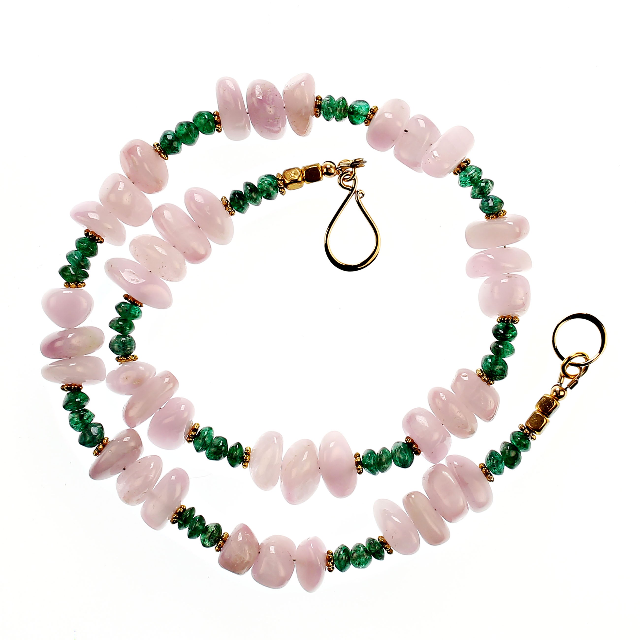 Découvrez l'élégance de ce collier unique, fait à la main, composé de pépites de Kunzite hautement polies dans leur plus belle nuance rose-mauve, parfaitement associées à des rondelles d'Aventurine d'un vert vibrant. Les pierres de Kunzite de 10 x