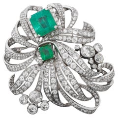 Spilla Chaumet in platino con diamante e smeraldo Spilla Chaumet in platino con diamante e smeraldo