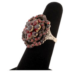 Anillo victoriano antiguo con diseño en racimo de oro de 14 quilates, plata y granates