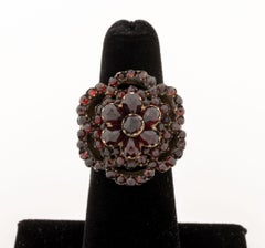 Anillo victoriano antiguo con diseño en racimo de oro de 14 quilates, plata y granates