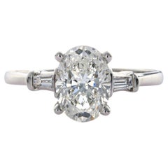 Bague en platine avec diamant ovale certifié GIA de 2,01 ct et baguettes effilées