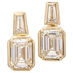 Orecchini pendenti con diamanti taglio smeraldo e baguette GIA da 4,02 ct in oro giallo 18 carati