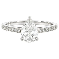 Anillo de oro blanco de 18 quilates con pavé, con un diamante en forma de pera de 1,01 ct, color D y claridad VS1, certificado por el GIA