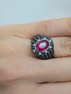 Ring aus 18-karätigem Palladium mit geschwärztem ovalem rosa Turmalin und Diamanten von Maximilian Hemmerle