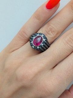 Ring aus 18-karätigem Palladium mit geschwärztem ovalem rosa Turmalin und Diamanten von Maximilian Hemmerle