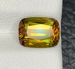 Natürlicher, funkelnder Sphene (Titanit) 2.53 Karat – Kissen-Schliff mit Regenbogenfeuer