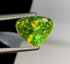 Natürlicher Sphene (Titanit) aus Madagaskar, 2.55 Karat – Fancy-Schliff mit Regenbogenfeuer