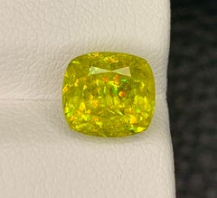 Esfena (titanita) natural con efecto chispeante, 3.40 quilates – Corte cojín con fuego arcoíris