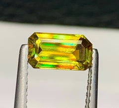 Gema natural de esfena (titanita) de 1,30 quilates – Corte esmeralda con destellos arcoíris