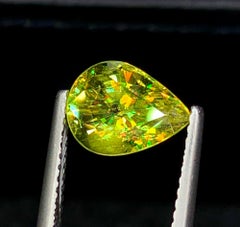 Esfena natural de Madagascar (titanita) de 2,37 quilates – Corte en pera con destellos arcoíris