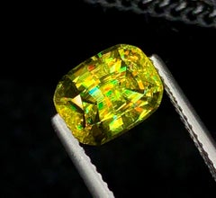 Sfene (titanite) naturale frizzante da 2.62 carati – Taglio fantasia “Rainbow Fire”