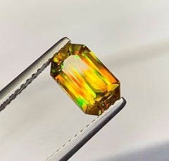 Sfene naturale (titanite) 1,90 carati – Pietra preziosa sfusa con taglio smeraldo e riflessi arcobaleno