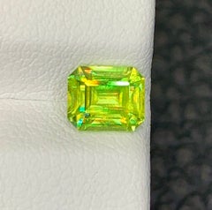 Sfene naturale del Madagascar (titanite) da 1,10 carati – Taglio smeraldo con riflessi arcobaleno