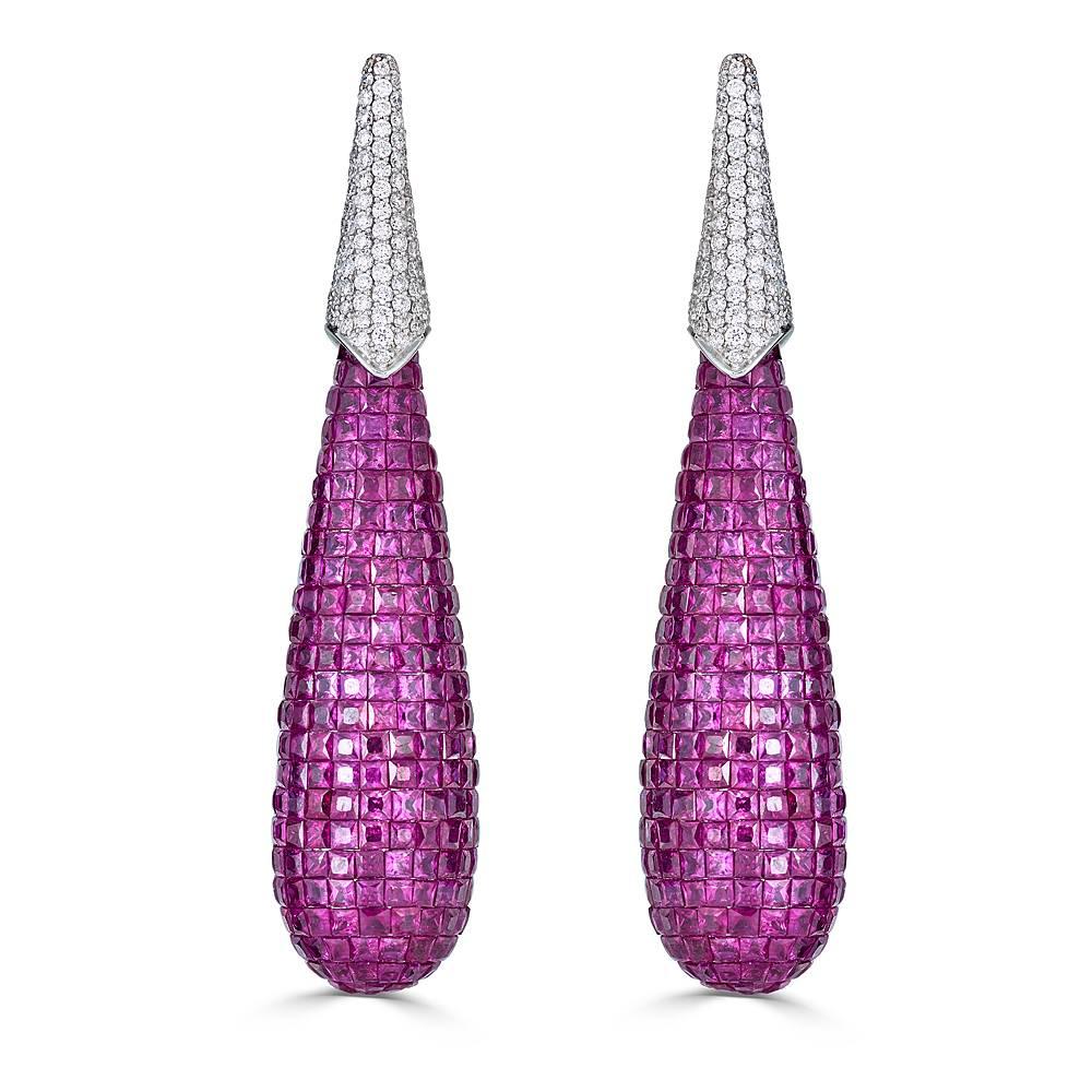 Longues boucles d'oreilles en rubis et diamants, serties de 49,90 carats de rubis et 2,46 carats de diamants.