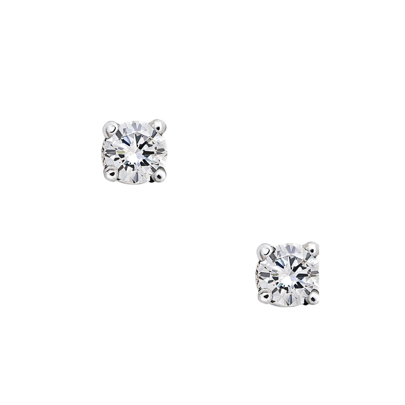 A timeless favourite, the Brilliant Diamond Studs feature a pair of sparkling 0.20 tct natural white diamonds set in an 18k white gold backing. Each diamond is set in a signature House of Eléonore « fleur » setting.
