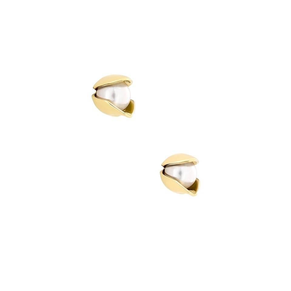 Stylist yet versatile, the eponymous Orchid Studs are inspired by the rich floral fabric of Papua New Guinea. Set in 18k Fairtrade gold with a pair of 8mm Akoya cultured pearls.
