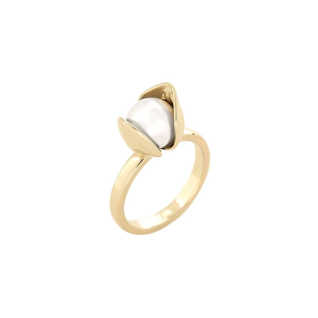 The Petite Orchid Ring is the perfect easy-luxe accessory, guaranteed to add a touch of luxury sparkle to any ensemble. Its versatile design allows it to be paired easily with other gold or pearl jewellery, making it the ultimate all-rounder piece.