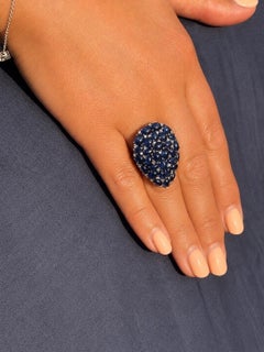 Anello da cocktail di grande effetto con zaffiro naturale a cabochon e diamanti, in oro 18 carati e argento