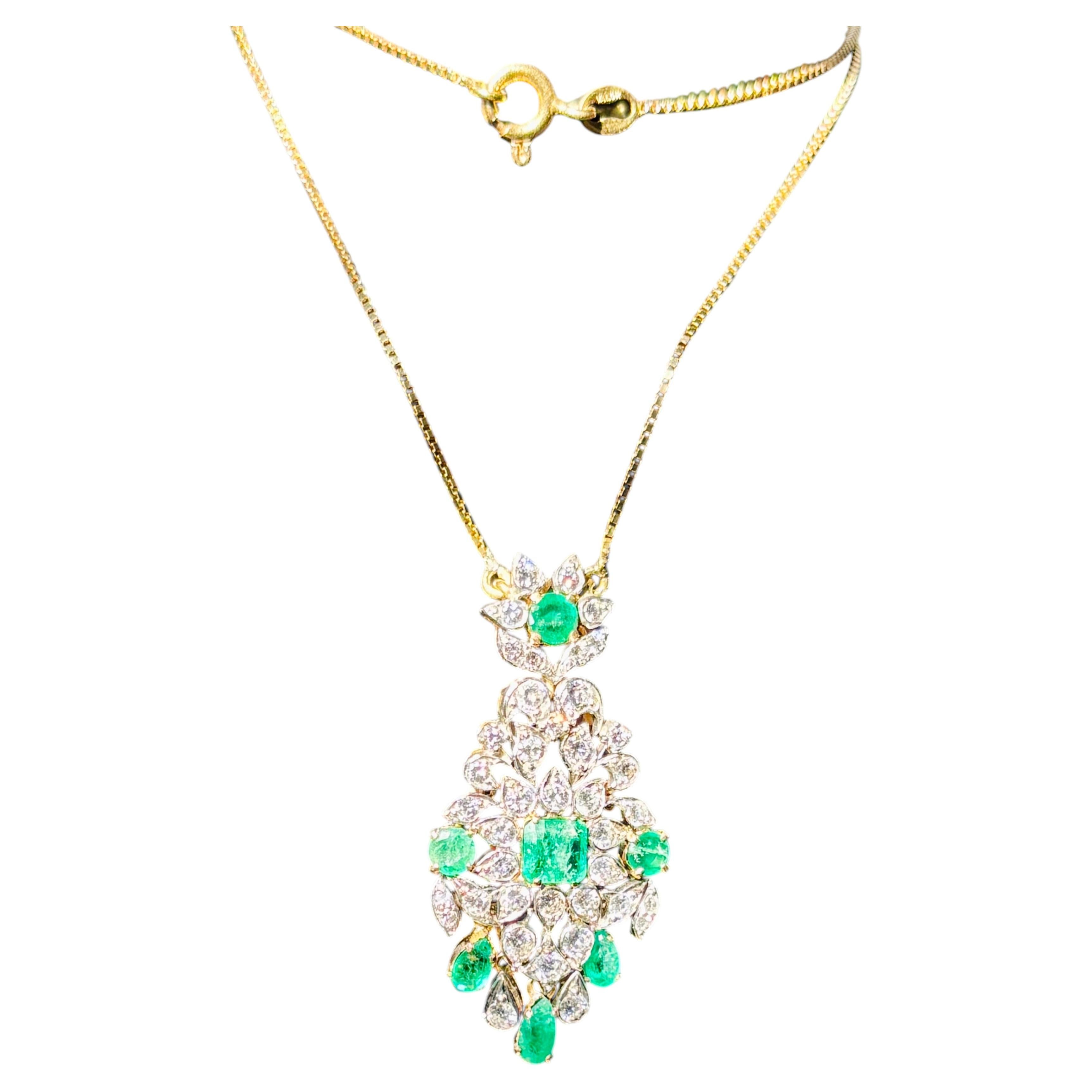 Collana vintage con ciondolo in smeraldi e diamanti, con catena in oro 18 carati
