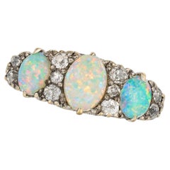 Antiker viktorianischer Ring mit australischem Opal und Diamant im Altschliff, CIRCA 1890er Jahre, 18ct Gold