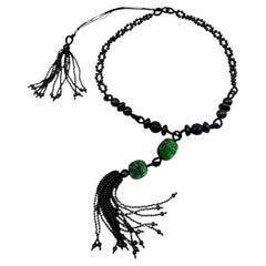 Collana vintage a doppio filo con pendenti a nappa, in giadaite intagliata e onice nero