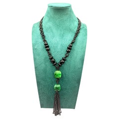 Collana vintage a doppio filo con pendenti a nappa, in giadaite intagliata e onice nero