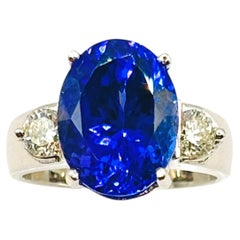 Anello con tanzanite da 7,50 carati e diamanti in oro bianco 18 carati
