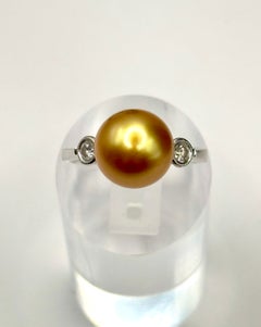 Set composto da collana e anello con perla dorata dei Mari del Sud di provenienza italiana e diamanti, in oro 18 carati