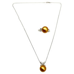 Set composto da collana e anello con perla dorata dei Mari del Sud di provenienza italiana e diamanti, in oro 18 carati